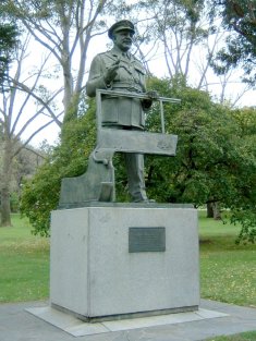 Thomas_Blamey_statue_Melbourne